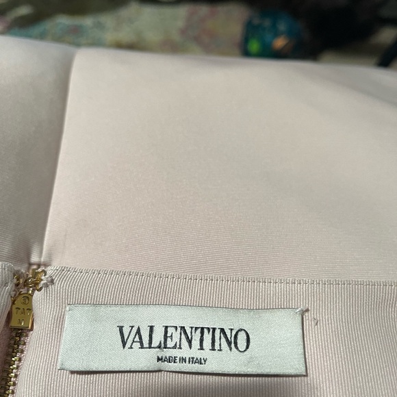 Original Valentino Straight Skirt.  Designed to fit  Size 4. - Picture 3 of 4